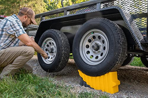 Camco Camper/RV Curved Trailer Aid | Features 6.5" of Lift & Includes Wheel Chock and Rubber Base Pad | Designed for Trailers Up to 20,000lbs & Compatible w/Tires Up to 32" (44436)